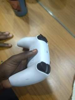 A picture of Ps5 original pad
