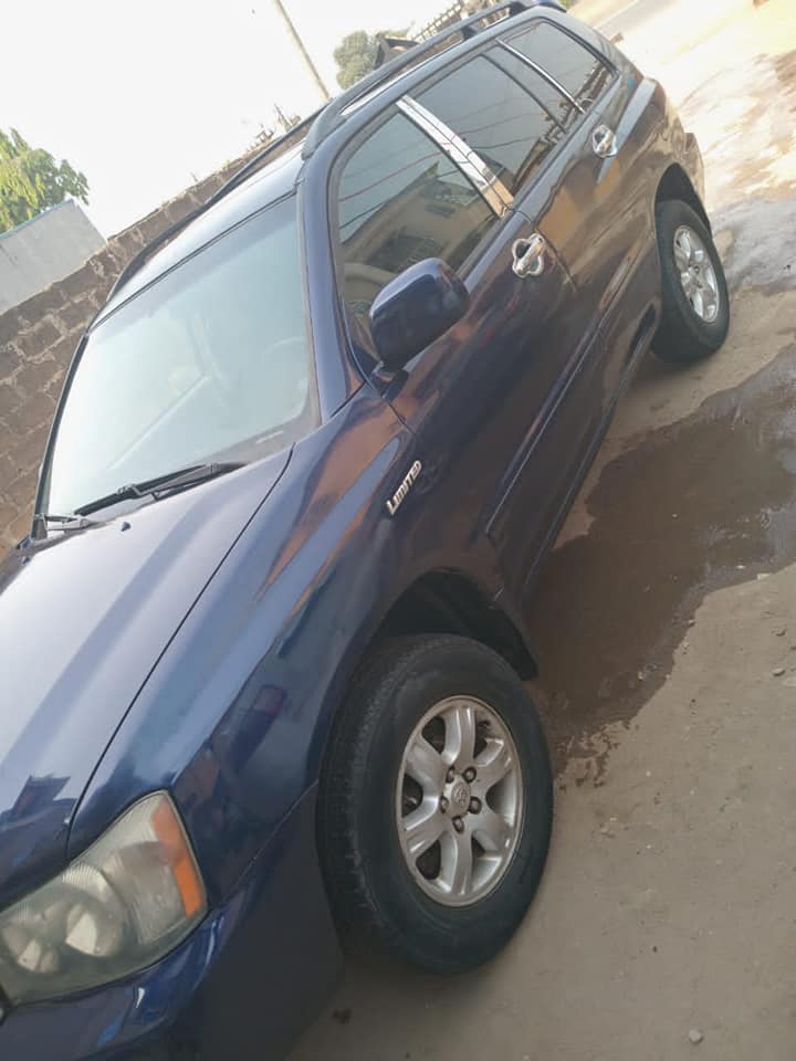 A picture of TOYOTA HIGHLANDER LIMITED 2004