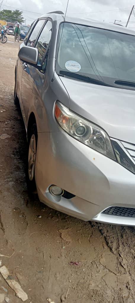 A picture of 2013 Toyota sienna tokumbo