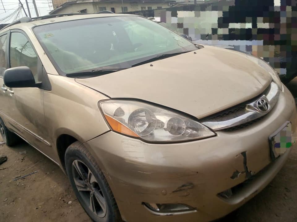 A picture of Toyota Sienna 07