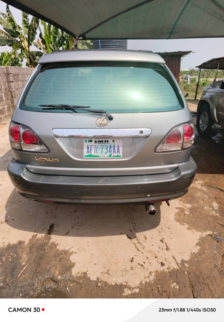 A picture of TOYOTA LEXUS RX300
