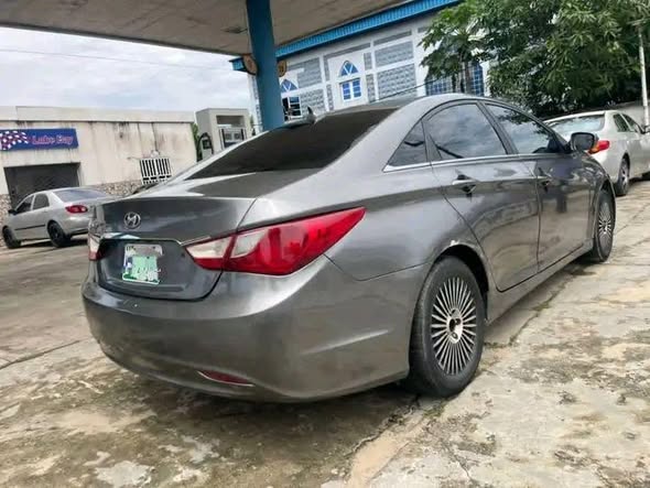 A picture of Hyundai sonata 2012