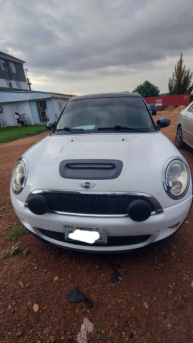 A picture of Mini Cooper 2010 model..................08039788759