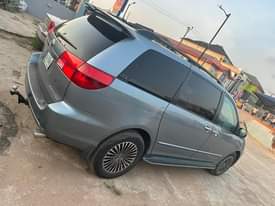A picture of Toyota sienna xle 2005 model