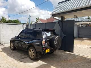 A picture of Toyota Rav 4 old model