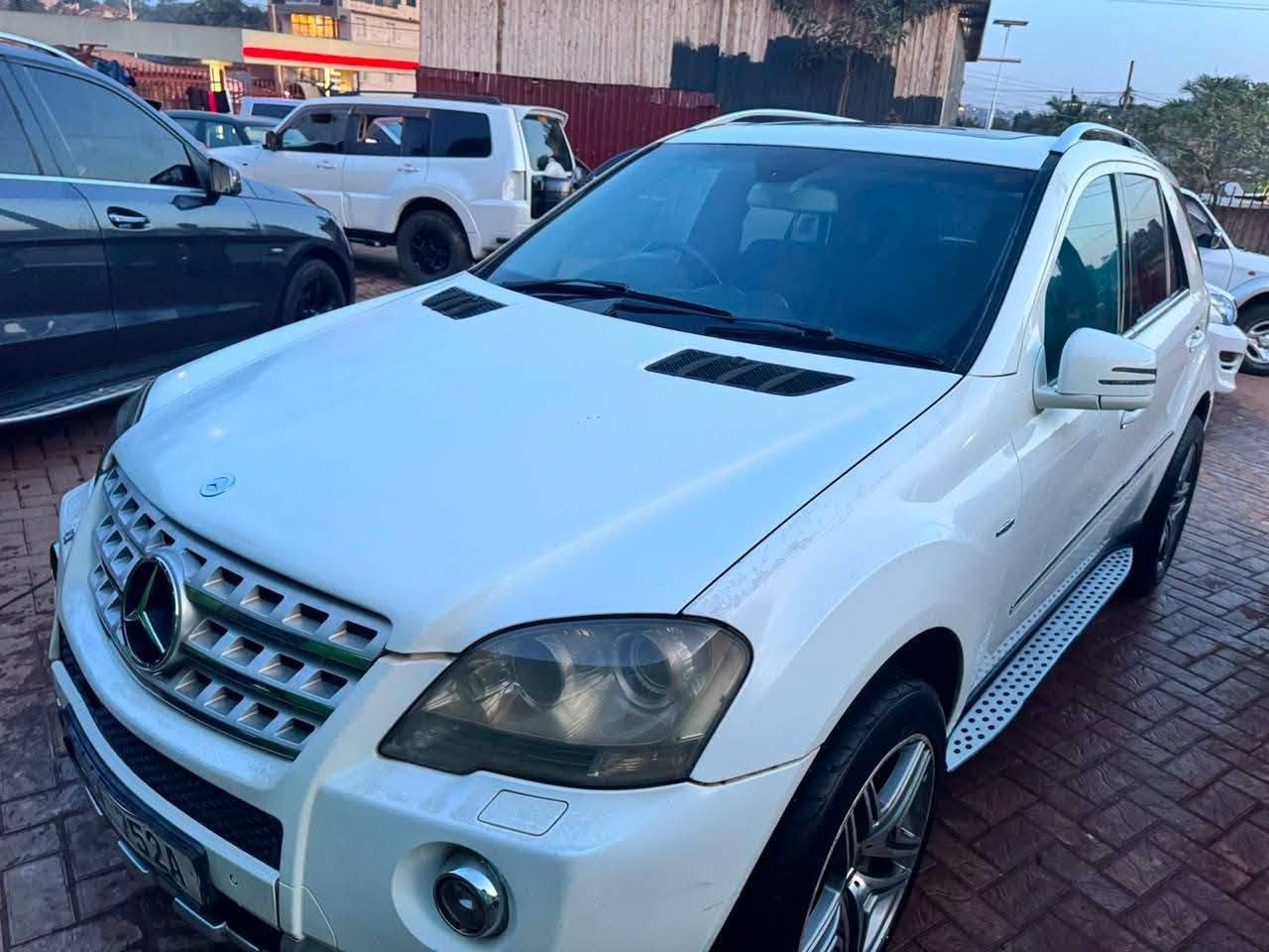 A picture of BENZ 25 5M CALL 0701488581 WHATS APP 0776417404