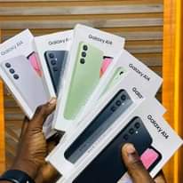 A picture of Samsung Phones on Loan and cash call or watsApp 0743248094
