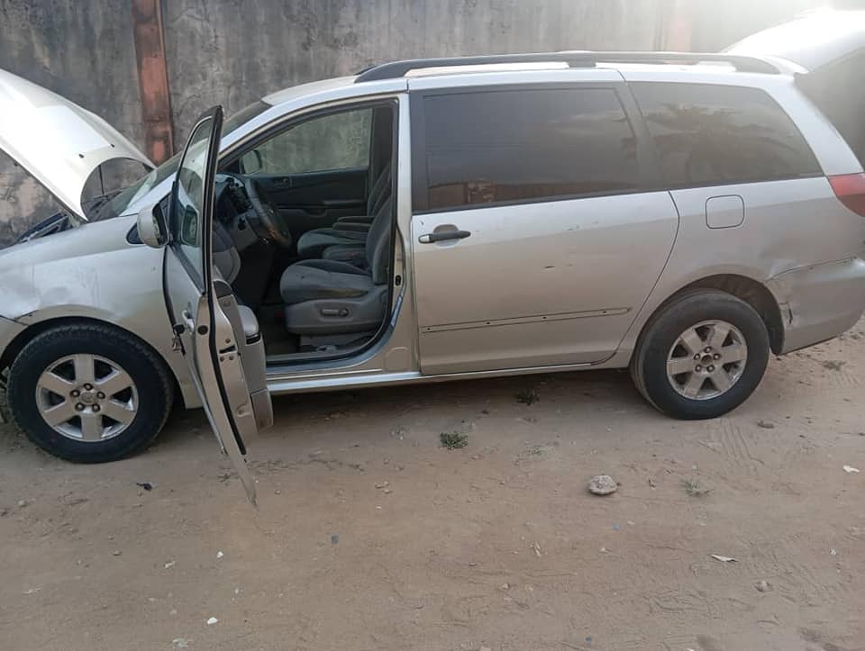 A picture of Toyota Sienna 05 automatic transmission
