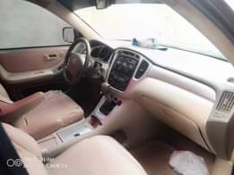 A picture of 2006 Toyota Highlander 3 Rows In very perfect condition Nothing