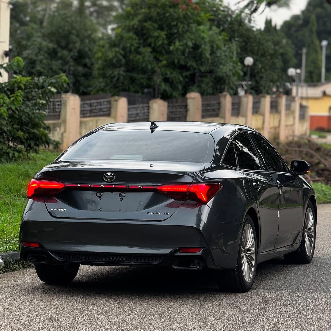 A picture of 2020 Toyota avalon limited