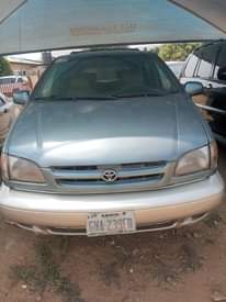 A picture of Toyota Sienna 2000