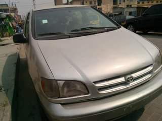 A picture of Toyota Sienna 99