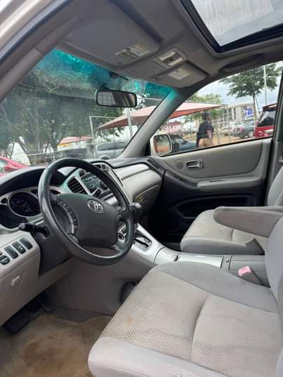 A picture of CLEAN 2006 MODEL TOYOTA HIGHLANDER IN GOOD CONDITION BUY AND