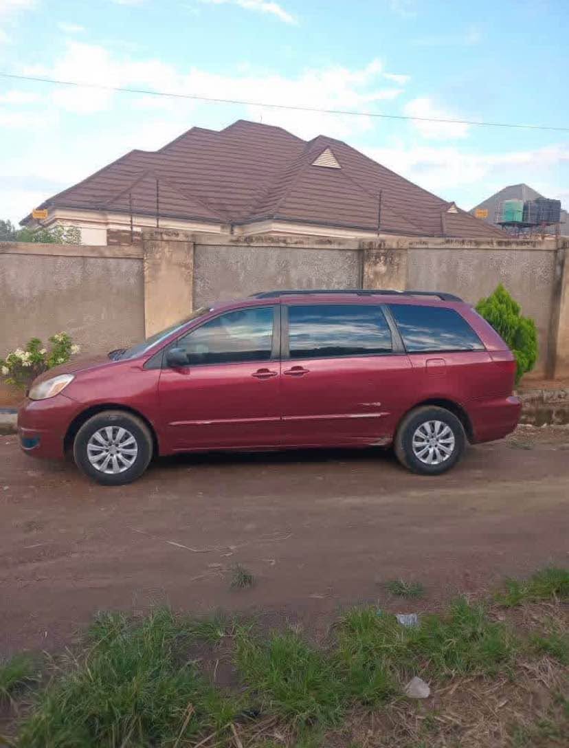 A picture of Toyota sienna