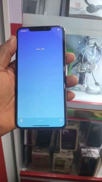 A picture of Iphone Xsmax locked
