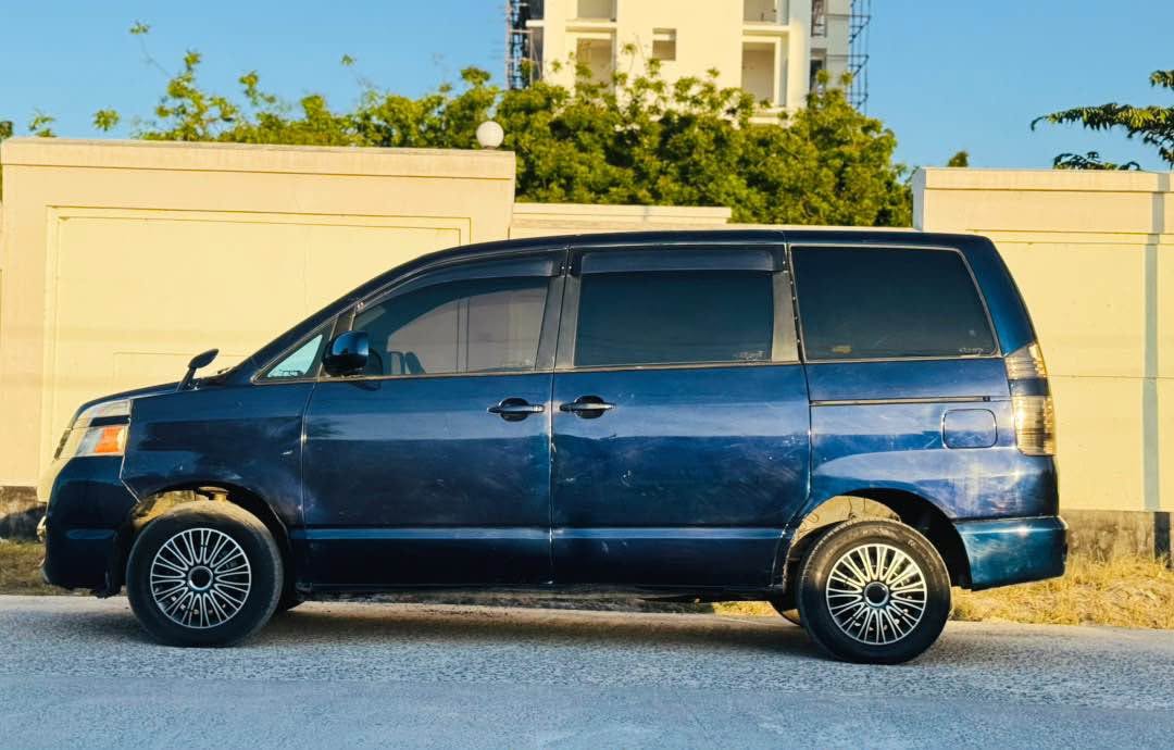 A picture of TOYOTA VOXY KALI