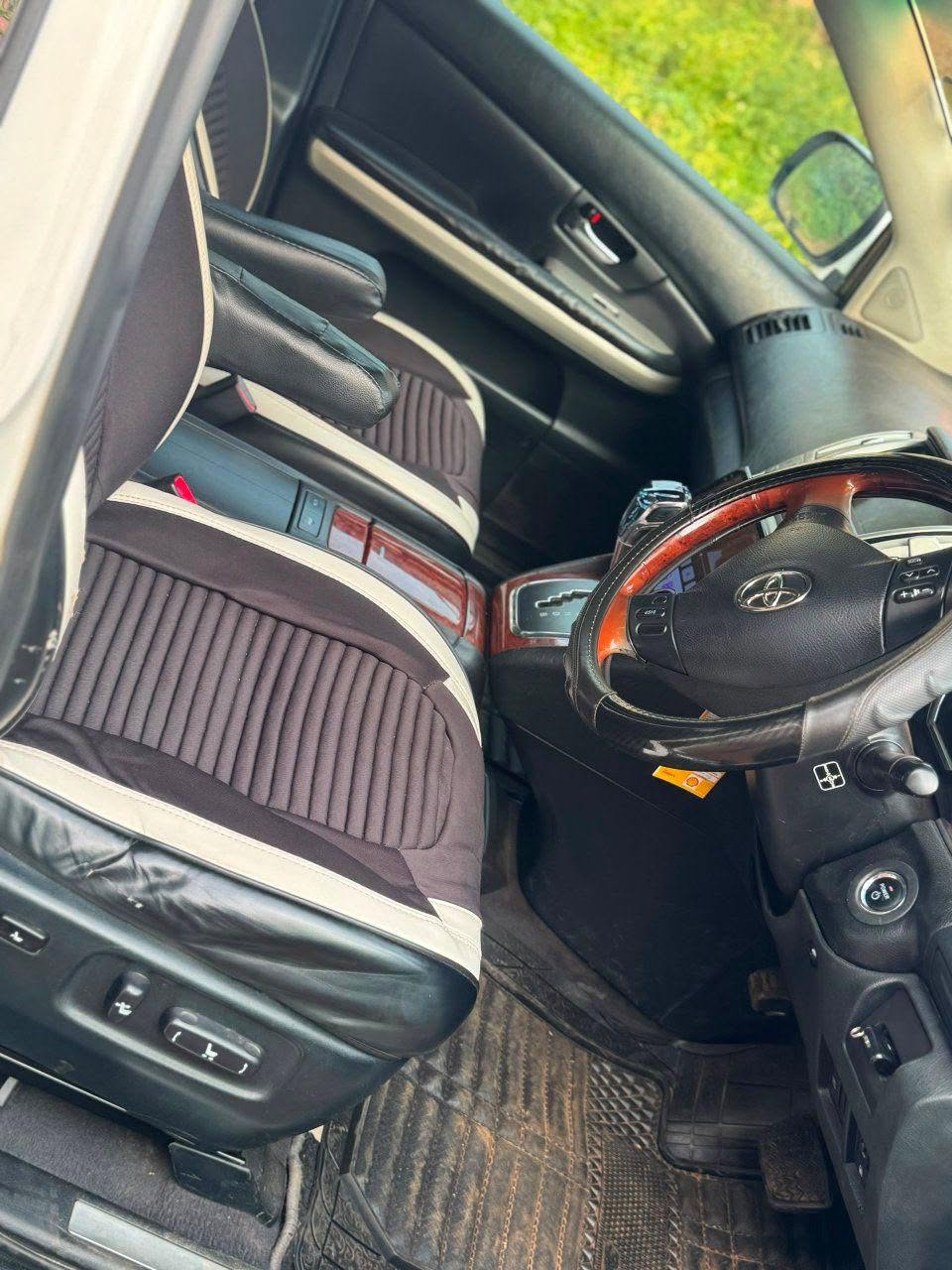 A picture of TOYOTA HARRIOR KAWUNDO 2 4 CC