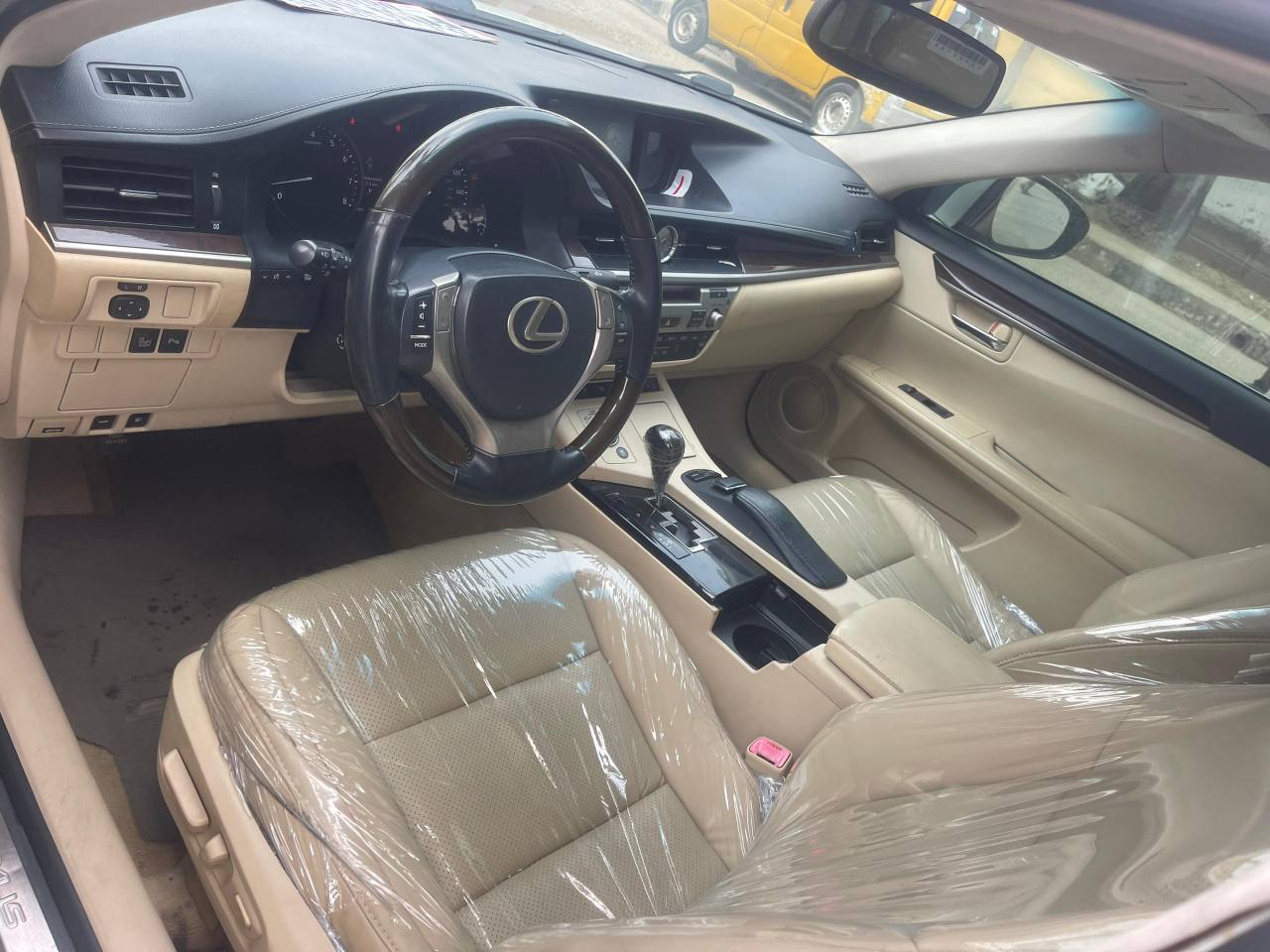 A picture of Lexus ES350 2014