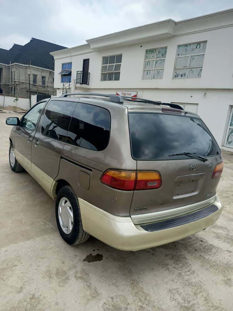 A picture of Neatly Used toyota sienna 02 model for sale at ojudu