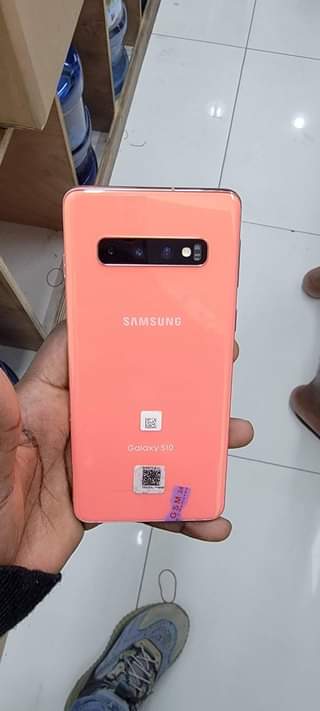A picture of UK used original phones both wholesale and retail