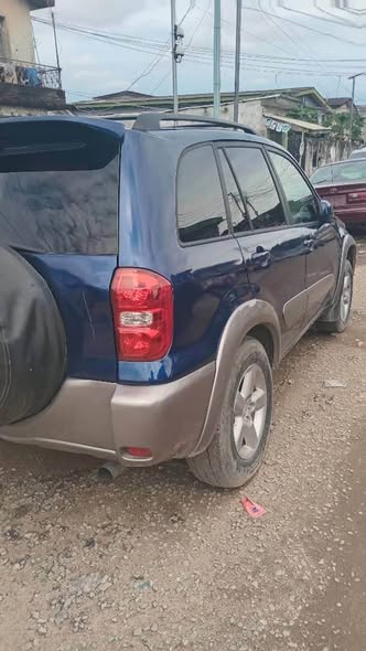 A picture of 05 Toyota rav4