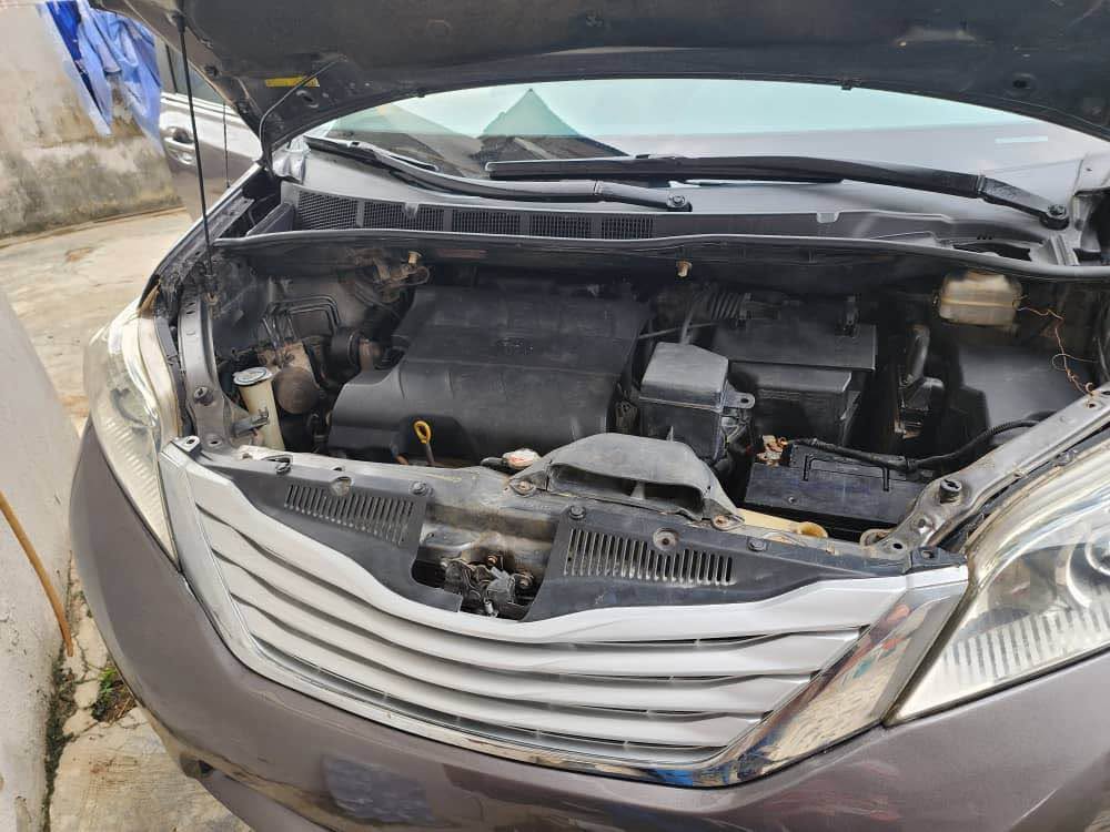 A picture of Toyota Sienna 2013 model 08101444821
