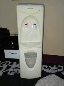 A picture of Water dispenser inatoa maji maji barid Tu bei 110000