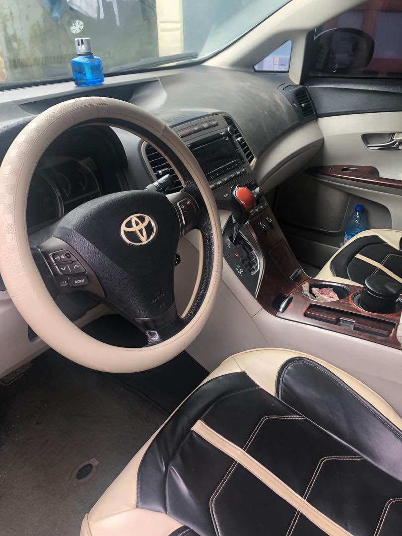 A picture of Toyota venza 2010