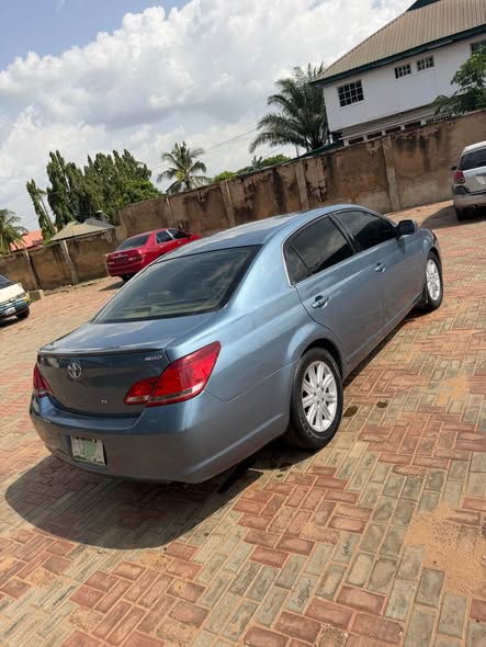 A picture of Toyota Avalon Keyless 2008 model am the owner direct 2