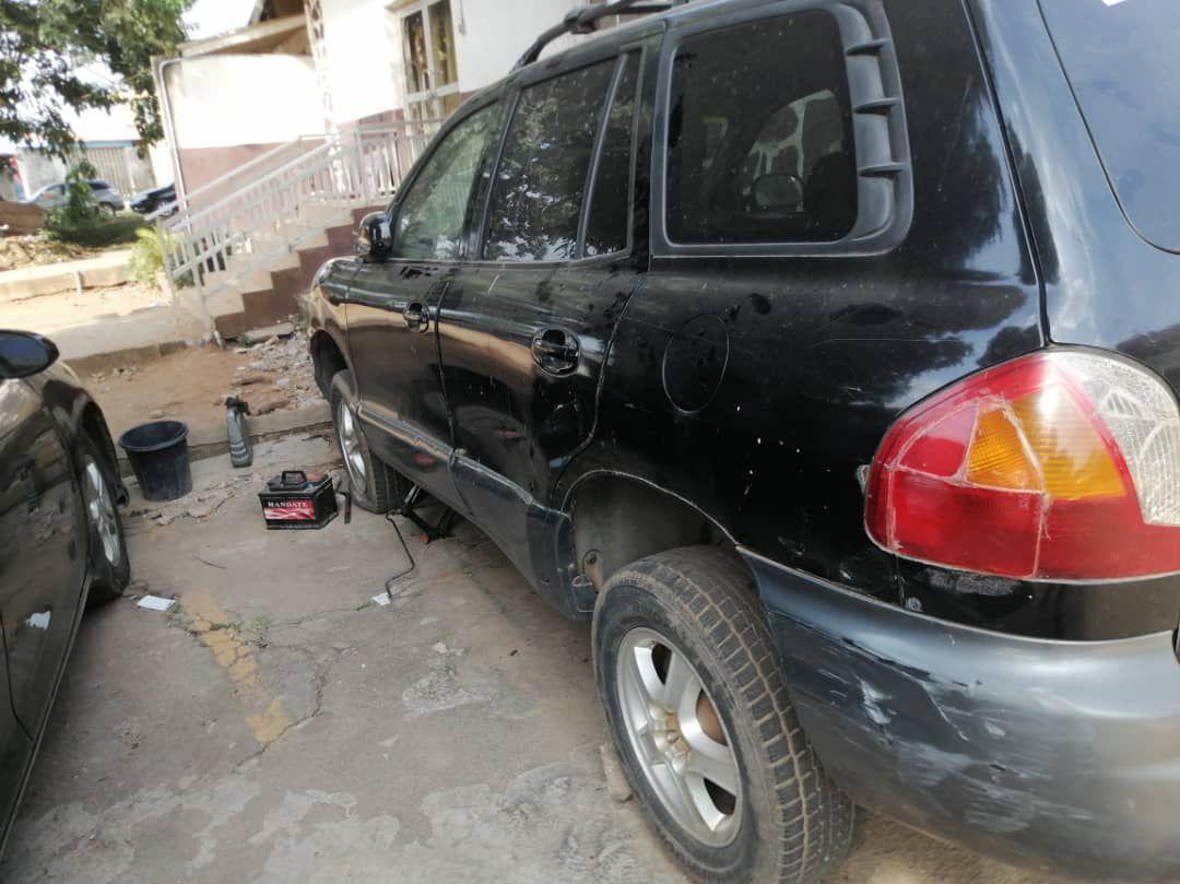 A picture of 2004 Hyundai Santa Fe 09161705987 santa fe