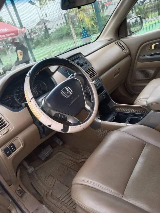A picture of Honda pilot 2003 registered very clear with painted on first