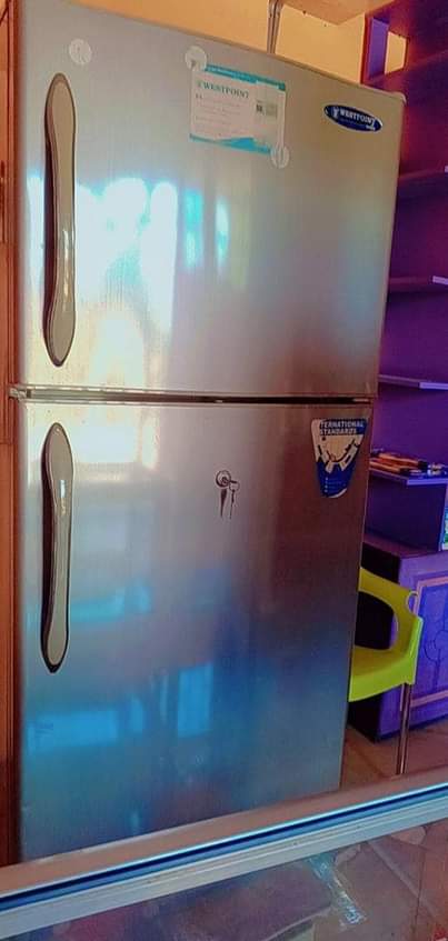 A picture of Friji kubwa lita 400 kampuni Westpoint bado jipya