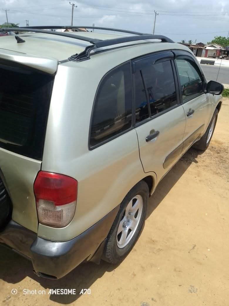 A picture of 2004 Toyota rav4