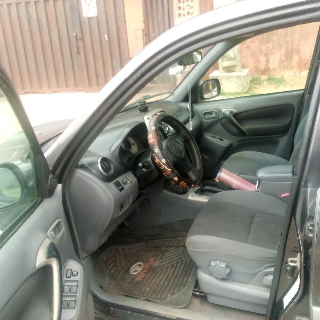 A picture of Toyota RAV4 2004