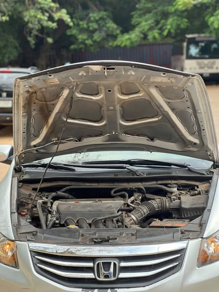 A picture of Clean Used 011 Honda Accord