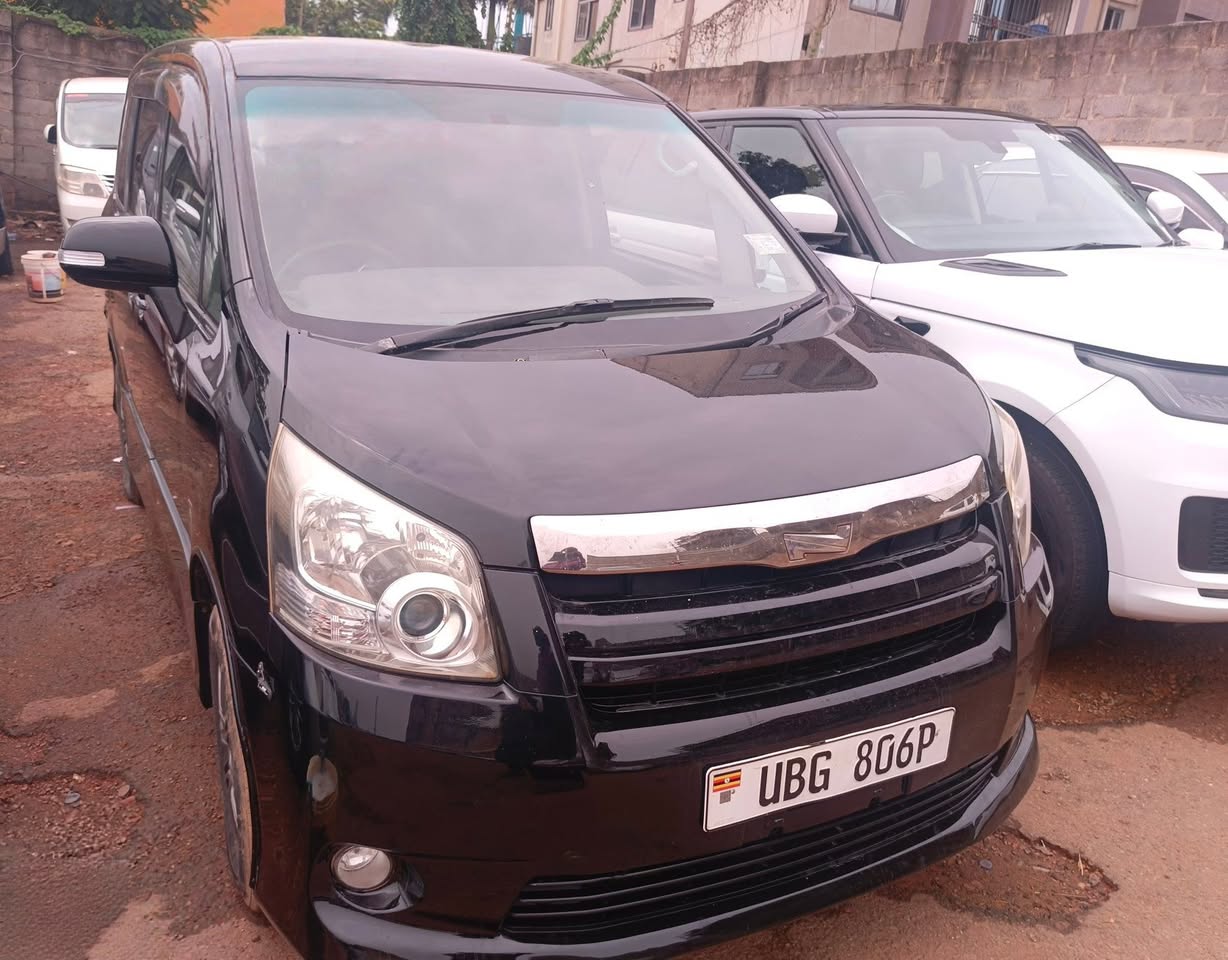 A picture of TOYOTA NOAH 2008 AWD