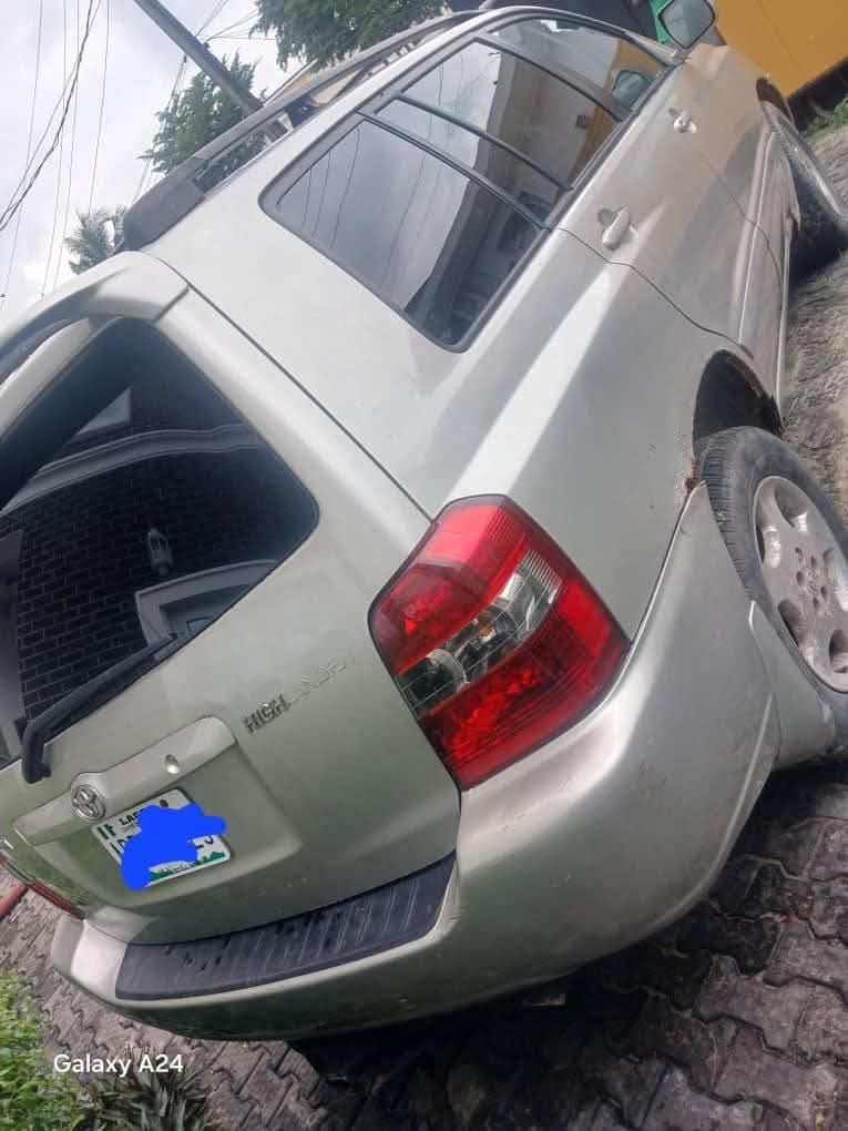 A picture of 2005 Toyota highlander