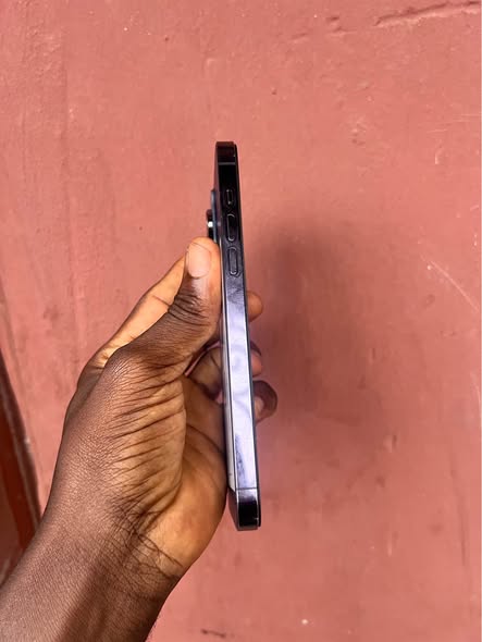 A picture of iPhone 14 Pro Max faciD is active WiFi only eSIM