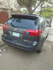 A picture of Toyota sienna