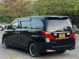 A picture of Toyoya Alphard on sale EFF gari ni nzuri sanaaaa
