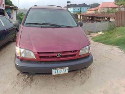 A picture of TOYOTA SIENNA 98 99 MODEL FIRST BODY