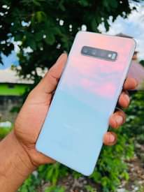 A picture of Samsung s10 plus