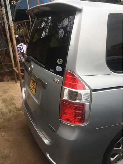A picture of NOAH Si Valve matic Black interior Fuel saving Side light