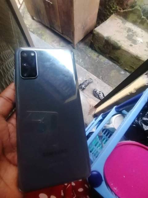 A picture of Samsung s20