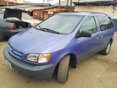 A picture of 1999 model Toyota sienna clean Nigerian use Price 3 5m