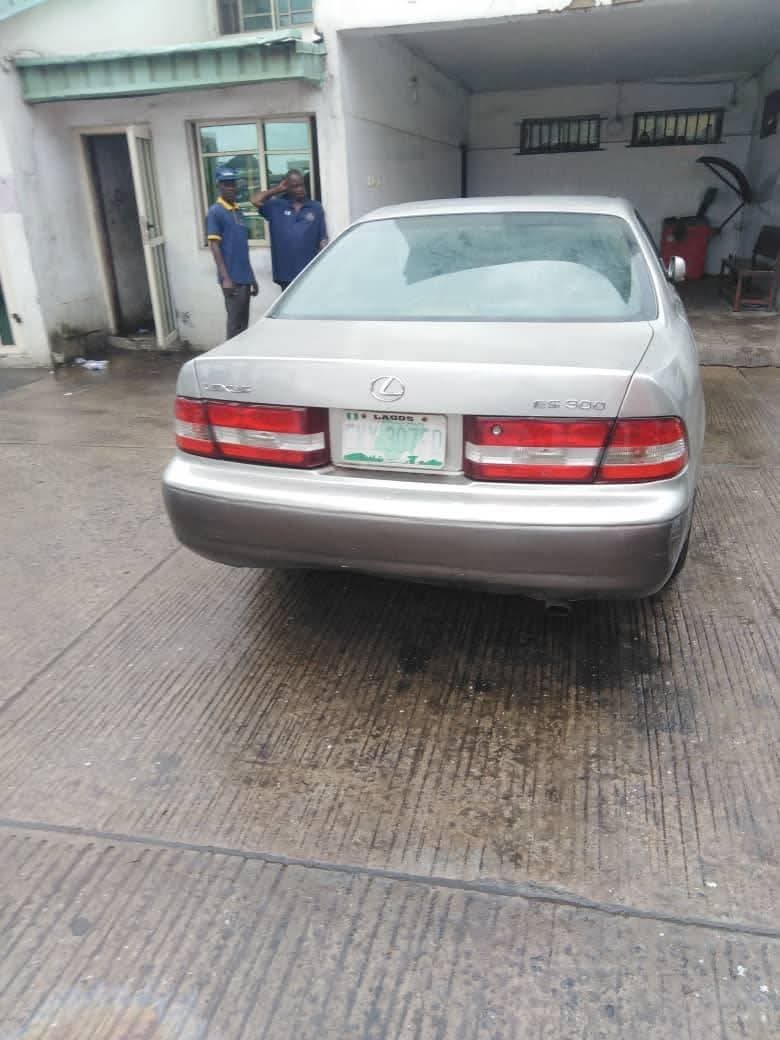 A picture of 2005 Lexus es 300