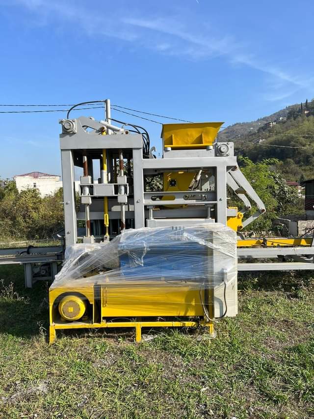 A picture of 8 Blocks Per Press Concrete Block Machine ROBOTIC OUTPUT