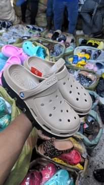 A picture of BADO UJACHELEWA CROCS BEI 10000 DELIVERY MAELEWANO CALL 0689867371