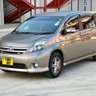 A picture of Toyota isis price 12 5M