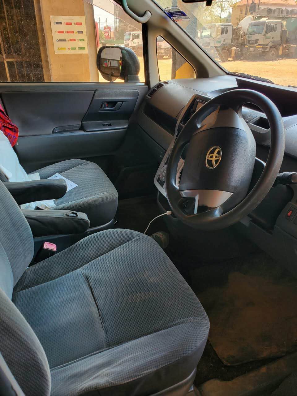 A picture of Toyota noah